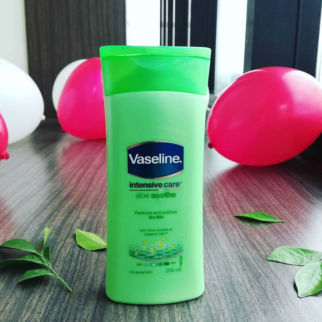 Vaseline Vaseline, Intensive Care, Aloe Soothe Non-Greasy Lotion. Heals and Soothes Dry Skin.